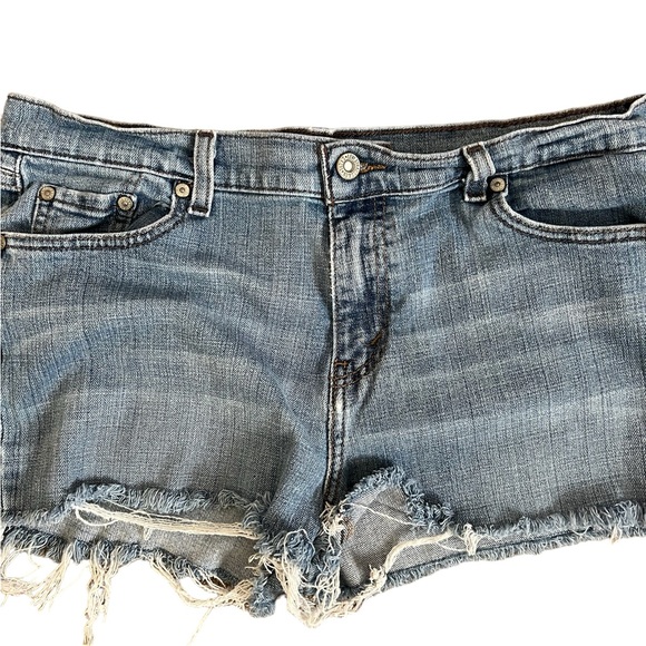 Levi’s 515 Blue Jean Cutoffs size 14M Raw hems Slightly Distressed. 1” Inseam. - Picture 2 of 9